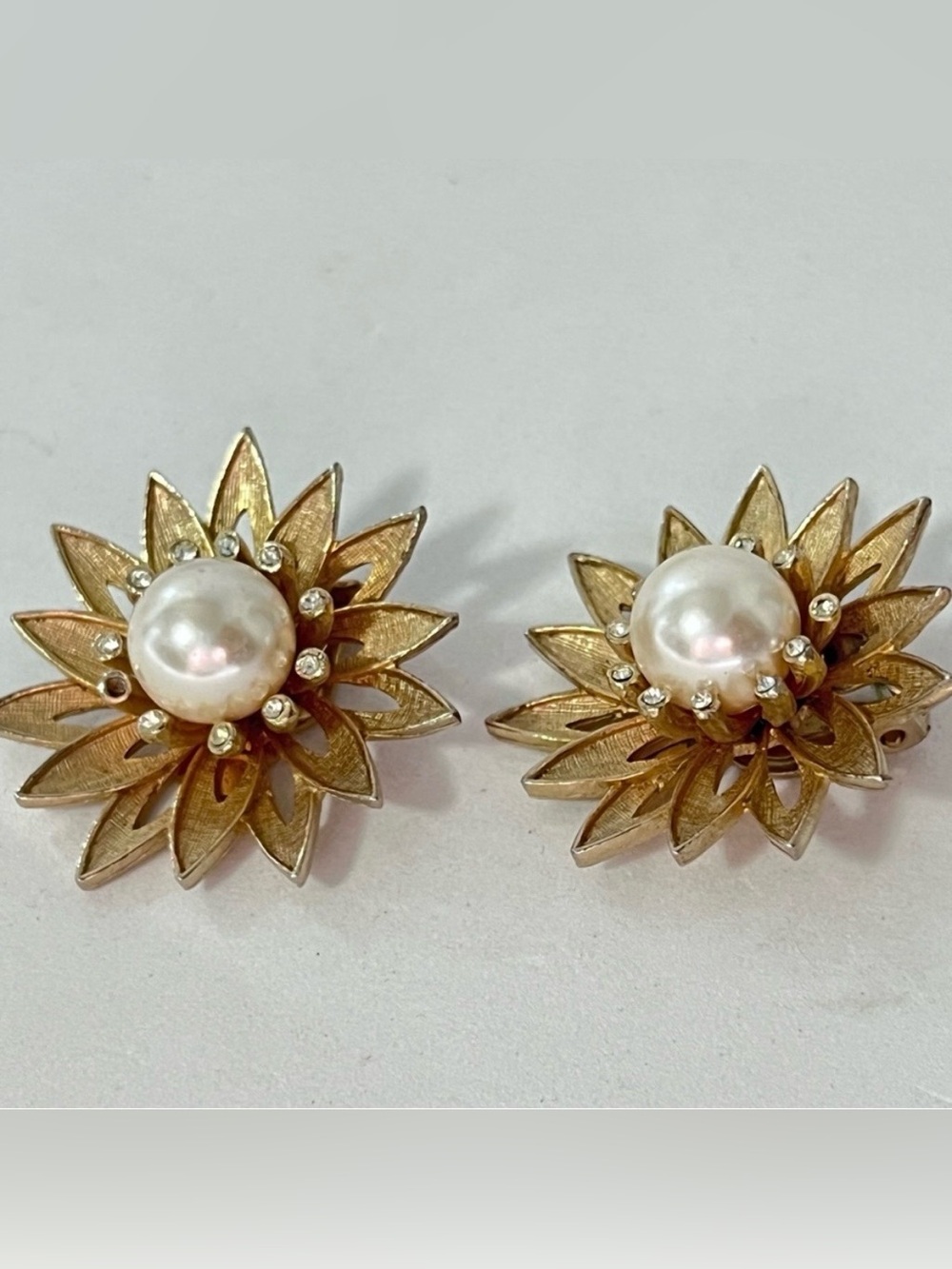 Vtg Goldtone and Pearl Flower Clip on Earrigs Pat Pending Missing 1 Stone